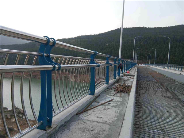 咸宁不锈钢桥梁护栏的特点及其在桥梁安全中的重要作用