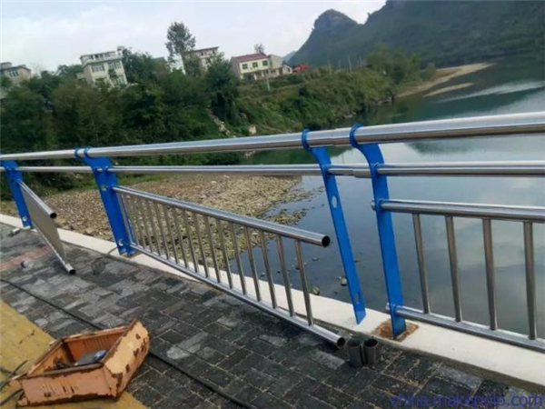 咸宁不锈钢复合管护栏是一种卓越的防护材料